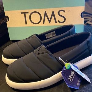 Brand New in Box TOMS Alpagarta Mallow EARTHWISE flat shoes in black nylon